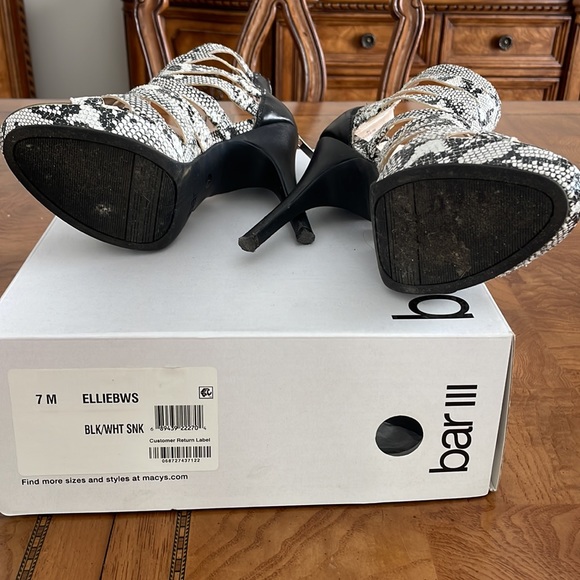 Women’s snake skin bootie, size7. - Picture 5 of 6